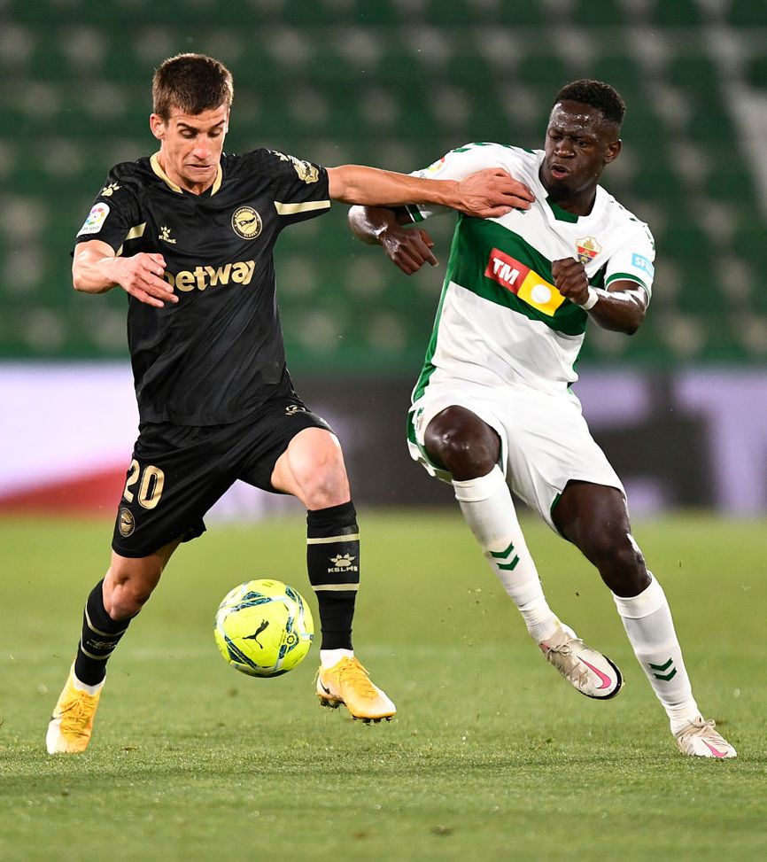 Omenuke Mfulu, quando giocava nell'Elche (Photo by Aitor Alcalde/Getty Images) Mfulu: “E’il momento migliore per vincere il derby delle Canarie”- immagine 2