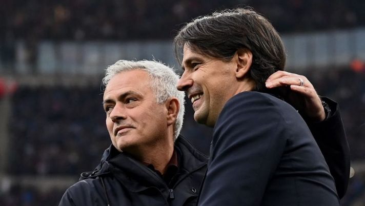Roma's coach Jose Mourinho from Portugal (L) hugs Inter Milan's coach Simone Inzaghi from Italy ahead of the Italian Serie A football match between Inter Milan and AS Roma at San Siro stadium in Milan on April 23, 2022. (Photo by MARCO BERTORELLO / AFP) (Photo by MARCO BERTORELLO/AFP via Getty Images) Inzaghi: “Cosa ci siamo detti con Mourinho. Brozovic, Lautaro, Perisic e Dumfries…” - immagine 1
