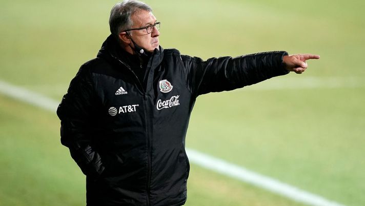 WIENER NEUSTADT, AUSTRIA - MARCH 30: Gerardo Martino, Head Coach of Mexico gives team instructions during the International Friendly match between Costa Rica and Mexico at the Wiener Neustaedter Stadion on March 30, 2021 in Wiener Neustadt, Austria. Sporting stadiums around Austria remain under strict restrictions due to the Coronavirus Pandemic as Government social distancing laws prohibit fans inside venues resulting in games being played behind closed doors. (Photo by Christian Hofer/Getty Images) Messico, la panchina del CT Tata Martino è a rischio - immagine 1