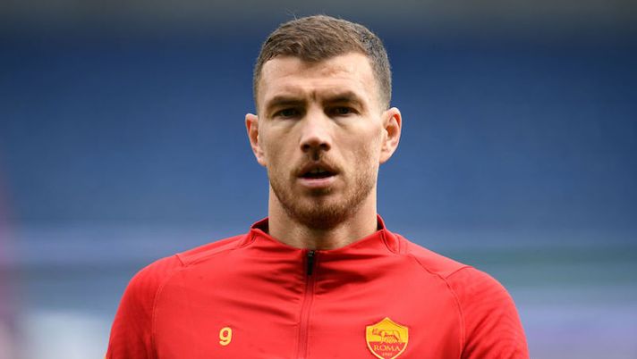 PARMA, ITALY - MARCH 14: Edin Dzeko of A.S Roma looks on as he warms up prior to the Serie A match between Parma Calcio and AS Roma at Stadio Ennio Tardini on March 14, 2021 in Parma, Italy. Sporting stadiums around Italy remain under strict restrictions due to the Coronavirus Pandemic as Government social distancing laws prohibit fans inside venues resulting in games being played behind closed doors. (Photo by Alessandro Sabattini/Getty Images) CHI GIOCA, CHI NO – Ronaldo, Dzeko, Mertens, Romagnoli, Buffon, Zappacosta: le novità - immagine 1