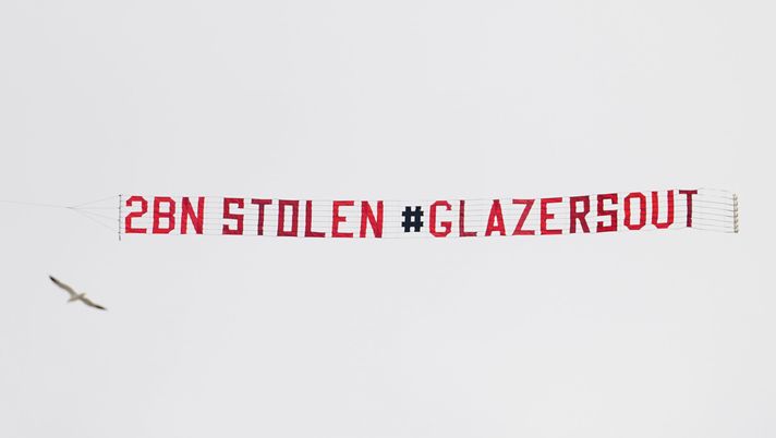 LEEDS, ENGLAND - APRIL 25: A Plane with a banner that reads "2bn Stolen Glazers Out" on is flown over the ground prior to the Premier League match between Leeds United and Manchester United at Elland Road on April 25, 2021 in Leeds, England. Sporting stadiums around the UK remain under strict restrictions due to the Coronavirus Pandemic as Government social distancing laws prohibit fans inside venues resulting in games being played behind closed doors. (Photo by Jon Super - Pool/Getty Images) Manchester… poco United: i tifosi stanno già organizzando una protesta all’Old Trafford - immagine 1