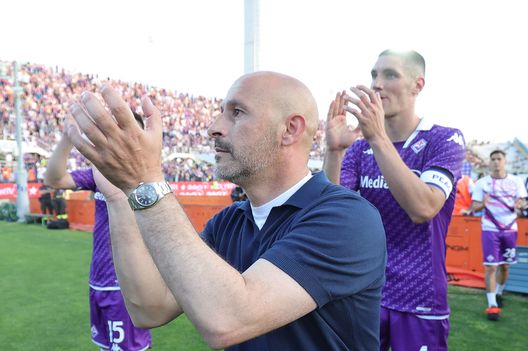 FLORENCE, ITALY - MAY 27: Head coach Vincenzo Italiano manager of ACF Fiorentina greets the fans after during the Serie A match between ACF Fiorentina and AS Roma at Stadio Artemio Franchi on May 27, 2023 in Florence, Italy. (Photo by Gabriele Maltinti/Getty Images) Ennesima prova di maturità superata. Merito di un gruppo affidabile- immagine 2