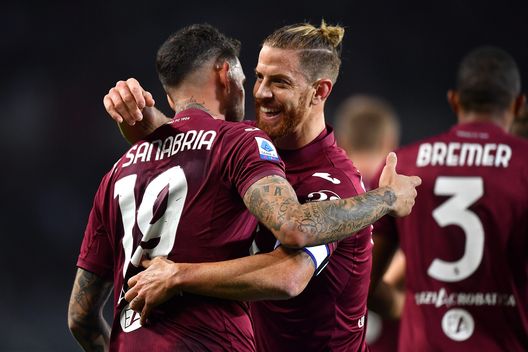 TURIN, ITALY - OCTOBER 22: Antonio Sanabria of Torino FC celebrates the opening goal with team mate Cristian Ansaldi during the Serie A match between Torino FC and Genoa CFC at Stadio Olimpico di Torino on October 22, 2021 in Turin, Italy. (Photo by Valerio Pennicino/Getty Images) Torino, Ansaldi rischia un mese di stop. Pronto Aina, ma a gennaio…- immagine 2