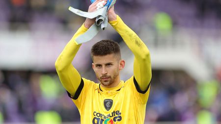 FLORENCE, ITALY - APRIL 03: Guglielmo Vicario goalkeeper of Empoli FC greets the fans after during the Serie A match between ACF Fiorentina and Empoli FC at Stadio Artemio Franchi on April 3, 2022 in Florence, Italy. (Photo by Gabriele Maltinti/Getty Images)