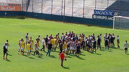 Quilmes-Chacarita, amichevole ma non troppo: rissa in campo tra spinte, pugni e ananas in faccia