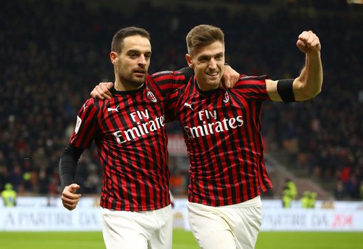  MILAN, ITALY - JANUARY 28: Giacomo Bonaventura (L) of AC Milan celebrates with his team-mate Krzysztof Piatek (R) after scoring the opening goal during the Coppa Italia Quarter Final match between AC Milan and Torino at San Siro on January 28, 2020 in Milan, Italy. (Photo by Marco Luzzani/Getty Images) 