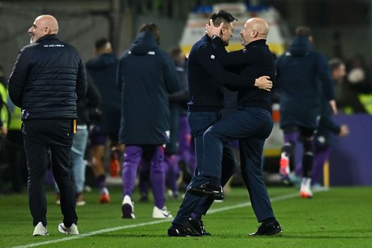 FLORENCE, ITALY - MARCH 04: Vincenzo Italiano head coach of ACF Fiorentina celebrates during the Serie A match between ACF Fiorentina and AC MIlan at Stadio Artemio Franchi on March 04, 2023 in Florence, Italy. (Photo by Alessandro Sabattini/Getty Images) Il gioco sulle fasce fa felice Italiano: la Fiorentina è tornata a segnare- immagine 2