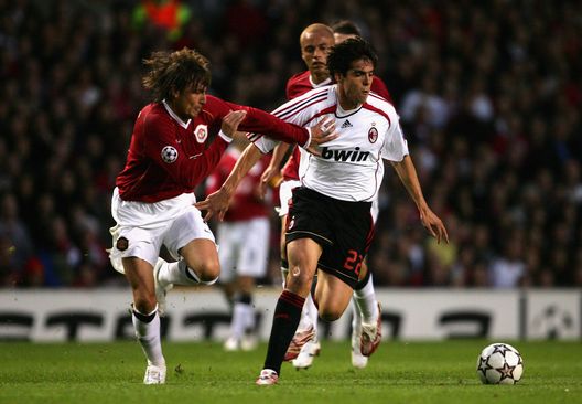 MANCHESTER, UNITED KINGDOM - APRIL 24: Kaka of AC Milan battles for the ball with Gabriel Heinze of Manchester United during the UEFA Champions League Semi Final, first leg match between Manchester United and AC Milan at Old Trafford on April 24, 2007 in Manchester, England. (Photo by Alex Livesey/Getty Images) MANCHESTER, UNITED KINGDOM - APRIL 24: Kaka of AC Milan battles for the ball with Gabriel Heinze of Manchester United during the UEFA Champions League Semi Final, first leg match between Manchester United and AC Milan at Old Trafford on April 24, 2007 in Manchester, England. (Photo by Alex Livesey/Getty Images)