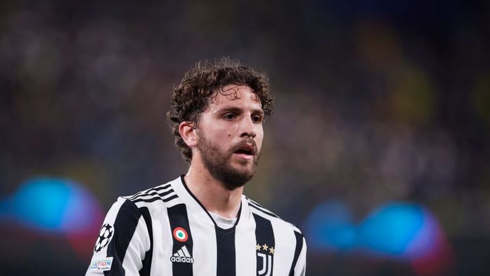 VILLARREAL, SPAIN - FEBRUARY 22: Manuel Locatelli of Juventus looks on during the UEFA Champions League Round Of Sixteen Leg One match between Villarreal CF and Juventus at Estadio de la Ceramica on February 22, 2022 in Villarreal, Spain. (Photo by Aitor Alcalde/Getty Images) Locatelli: “Voglio fare più gol! Qui c’è un centrocampista che mi aveva impressionato” - immagine 1