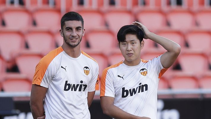 VALENCIA, SPAIN - JULY 07: Ferran Torres of Valencia CFv and Lee Kang-in of Valencia CF looks the warm up during the Liga match between Valencia CF and Real Valladolid CF at Estadio Mestalla on July 07, 2020 in Valencia, Spain. (Photo by Eric Alonso/Getty Images) VALENCIA, SPAIN - JULY 07: Ferran Torres of Valencia CFv and Lee Kang-in of Valencia CF looks the warm up during the Liga match between Valencia CF and Real Valladolid CF at Estadio Mestalla on July 07, 2020 in Valencia, Spain. (Photo by Eric Alonso/Getty Images)