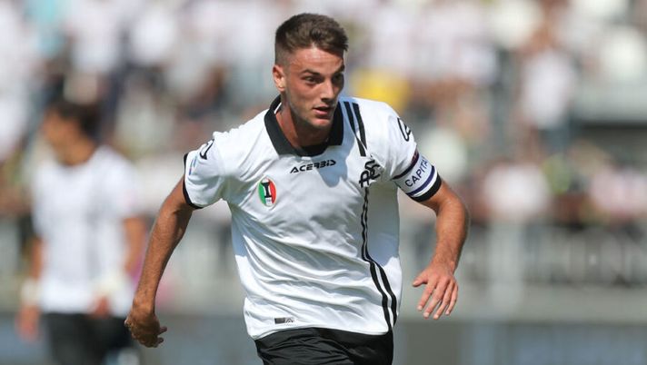 LA SPEZIA, ITALY - SEPTEMBER 12: Giulio Maggiore of Spezia Calcio in action during the Serie A match between Spezia Calcio and Udinese Calcio at Stadio Alberto Picco on September 12, 2021 in La Spezia, Italy. (Photo by Gabriele Maltinti/Getty Images) Spezia, infortunio per Maggiore: fuori contro il Milan, arriva lo stop e il cambio - immagine 1