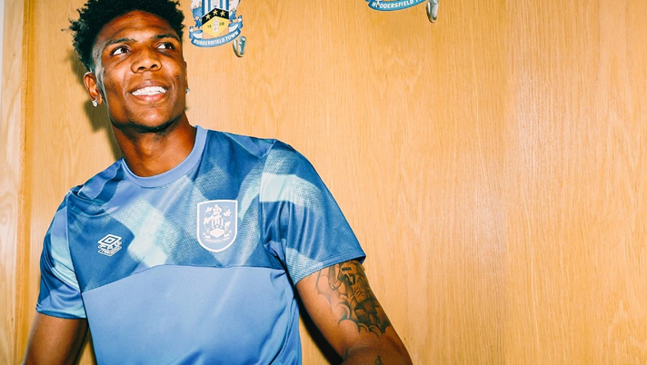 Nel mirino del Manchester City, il gigante Kyle Hudlin firma per l’Huddersfield: è alto 2,06 metri Nel mirino del Manchester City, il gigante Kyle Hudlin firma per l’Huddersfield: è alto 2,06 metri - immagine 1