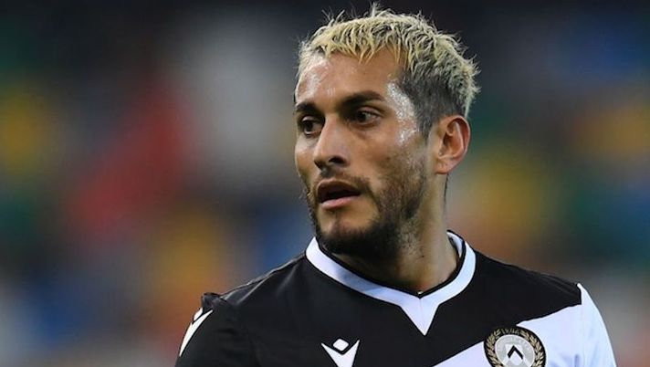 UDINE, ITALY - DECEMBER 23: Roberto Pereyra of Udinese Calcio
looks on during the Serie A match between Udinese Calcio and Benevento Calcio at Dacia Arena on December 23, 2020 in Udine, Italy. (Photo by Alessandro Sabattini/Getty Images) Cinque centrocampisti da schierare alla 33a giornata, tra scommesse e big - immagine 1