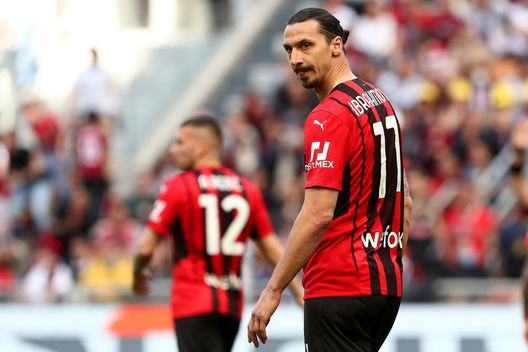 MILAN, ITALY - MAY 01: Zlatan Ibrahimovic of AC Milan looks on during the Serie A match between AC Milan and ACF Fiorentina at Stadio Giuseppe Meazza on May 01, 2022 in Milan, Italy. (Photo by Marco Luzzani/Getty Images) Ibra si opera e si ferma per 8 mesi. I rossoneri tornano su Belotti?- immagine 2