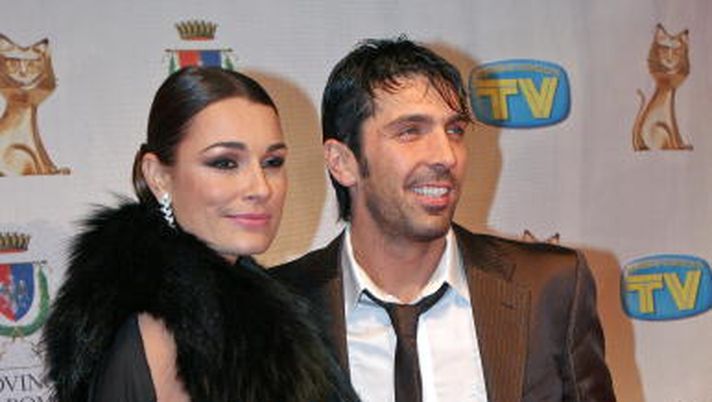 ROME - JANUARY 25: Czech actress Alena Seredova and Italian soccer goalkeeper Gianluigi Buffon arrive at the Italian TV awards show Telegatti at the Auditorium Conciliazione January 25, 2007 in Rome, Italy. (Photo Elisabetta Villa/Getty Images) ROME - JANUARY 25: Czech actress Alena Seredova and Italian soccer goalkeeper Gianluigi Buffon arrive at the Italian TV awards show Telegatti at the Auditorium Conciliazione January 25, 2007 in Rome, Italy. (Photo Elisabetta Villa/Getty Images)