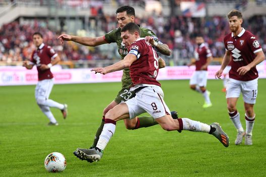  TURIN, ITALY - OCTOBER 27: Andrea Belotti (R) of Torino FC is challenged by Luca Ceppitelli of Cagliari Calcio during the Serie A match between Torino FC and Cagliari Calcio at Stadio Olimpico di Torino on October 27, 2019 in Turin, Italy. (Photo by Valerio Pennicino/Getty Images) 