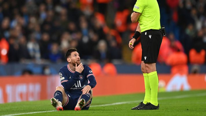 MANCHESTER, ENGLAND - NOVEMBER 24: Lionel Messi of Paris Saint-Germain speaks with referee Daniele Orsato during the UEFA Champions League group A match between Manchester City and Paris Saint-Germain at Etihad Stadium on November 24, 2021 in Manchester, England. (Photo by Shaun Botterill/Getty Images) Arbitri di Champions League: che lingua parlano nelle partite ai giocatori? - immagine 1