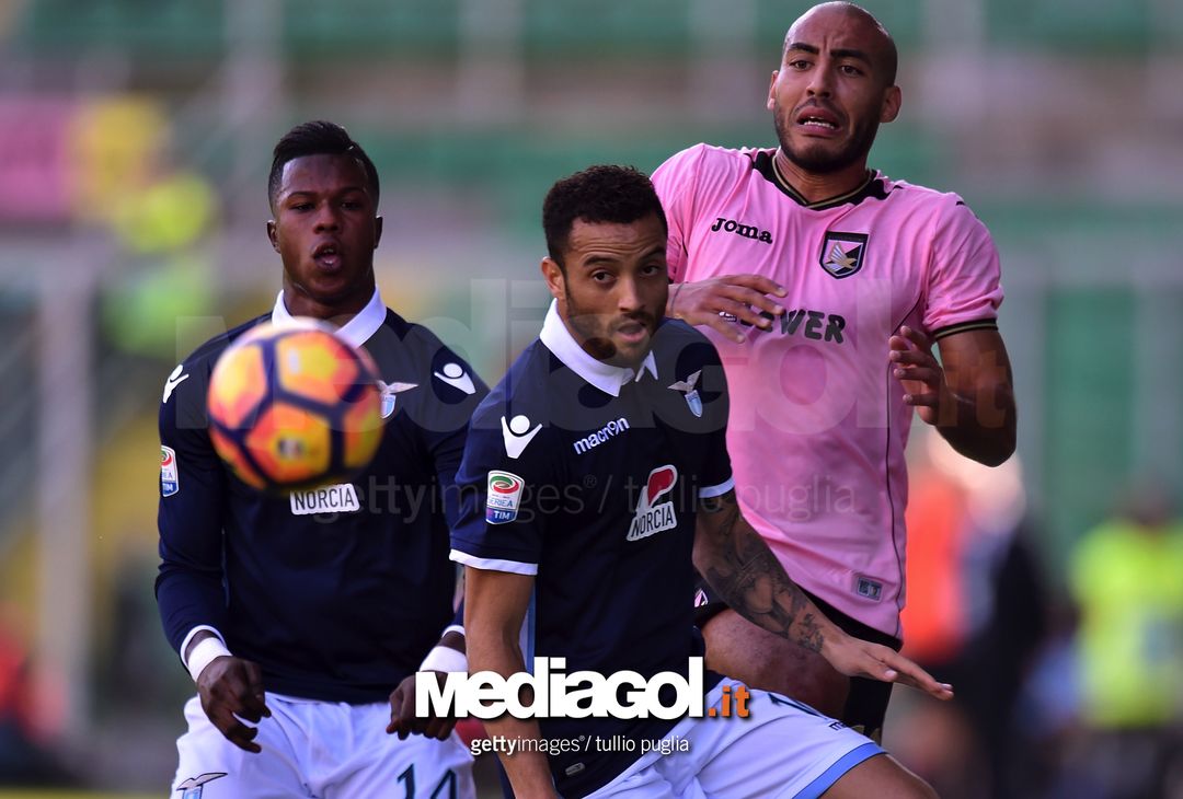  PALERMO, ITALY - NOVEMBER 27: Keita and  Felipe Anderson of Lazio and Haitam Aleesami of Palermo compete for the ball during the Serie A match betweenUS Citta di Palermo and SS Lazio at Stadio Renzo Barbera on November 27, 2016 in Palermo, Italy.  (Photo by Tullio M. Puglia/Getty Images) 