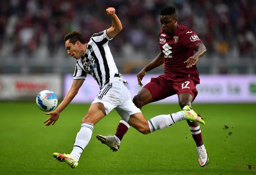 TURIN, ITALY - OCTOBER 02: Federico Chiesa of Juventus is challenged by Wilfried Singo of Torino during the Serie A match between Torino FC v Juventus at Stadio Olimpico di Torino on October 02, 2021 in Turin, Italy. (Photo by Valerio Pennicino/Getty Images)