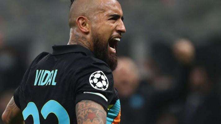 MILAN, ITALY - OCTOBER 19: Arturo Vidal of FC Internazionale celebrates after scoring their side's second goal during the UEFA Champions League group D match between FC Internazionale and FC Sheriff at Giuseppe Meazza Stadium on October 19, 2021 in Milan, Italy. (Photo by Marco Luzzani/Getty Images) Aguilera: “Nuova offerta per Vidal a sorpresa! Lo vogliono e c’è la proposta” - immagine 1