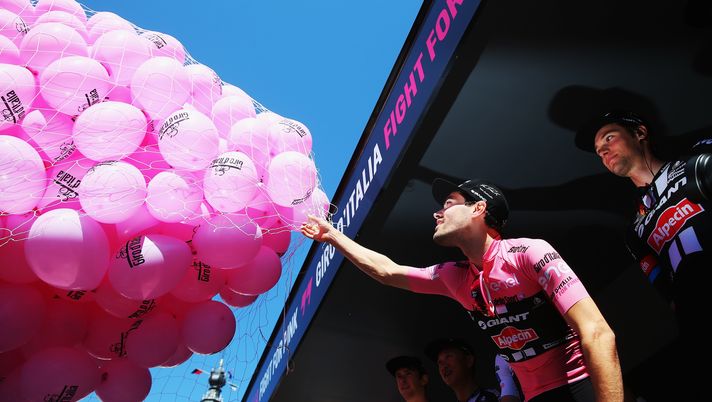 NIJMEGEN, NETHERLANDS - MAY 08: Race leader Tom Dumoulin of The Netherlands and Team Giant Alpecin releases some pink balloons into the sky at the start of stage three of the 2016 Giro d'Italia, after a 190km stage from Nijmegen to Arnhem on May 8, 2016 in Nijmegen, Netherlands. (Photo by Bryn Lennon/Getty Images) NIJMEGEN, NETHERLANDS - MAY 08: Race leader Tom Dumoulin of The Netherlands and Team Giant Alpecin releases some pink balloons into the sky at the start of stage three of the 2016 Giro d'Italia, after a 190km stage from Nijmegen to Arnhem on May 8, 2016 in Nijmegen, Netherlands. (Photo by Bryn Lennon/Getty Images)