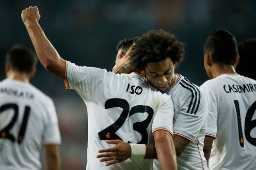 MADRID, SPAIN - AUGUST 18: Francisco Roman Alarcon alias Isco of Real Madrid CF celebrates scoring their second goal with teammate Marcelo during the La Liga match between Real Madrid CF and Real Betis Balompie at Estadio Santiago Bernabeu on August 18, 2013 in Madrid, Spain. (Photo by Gonzalo Arroyo Moreno/Getty Images) Il declino di Isco, rescinde con il Siviglia e nessuno lo cerca… - immagine 1