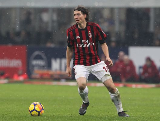 MILAN, ITALY - DECEMBER 10: Riccardo Montolivo of AC Milan in action during the Serie A match between AC Milan and Bologna FC at Stadio Giuseppe Meazza on December 10, 2017 in Milan, Italy. (Photo by Marco Luzzani/Getty Images) MILAN, ITALY - DECEMBER 10: Riccardo Montolivo of AC Milan in action during the Serie A match between AC Milan and Bologna FC at Stadio Giuseppe Meazza on December 10, 2017 in Milan, Italy. (Photo by Marco Luzzani/Getty Images)