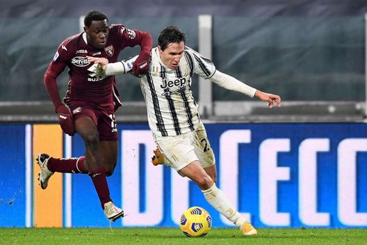 TURIN, ITALY - DECEMBER 05: Federico Chiesa of Juventus fights for the ball with Wilfried Singo of Torino FC during the Serie A match between Juventus and Torino FC at Allianz Stadium on December 05, 2020 in Turin, Italy. (Photo by Daniele Badolato - Juventus FC/Juventus FC via Getty Images) TURIN, ITALY - DECEMBER 05: Federico Chiesa of Juventus fights for the ball with Wilfried Singo of Torino FC during the Serie A match between Juventus and Torino FC at Allianz Stadium on December 05, 2020 in Turin, Italy. (Photo by Daniele Badolato - Juventus FC/Juventus FC via Getty Images)
