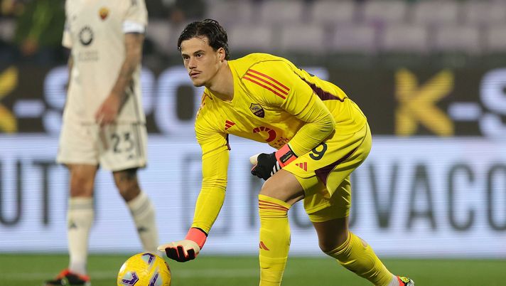 FLORENCE, ITALY - MARCH 10: Mile Svilar of AS Roma in action during the Serie A TIM match between ACF Fiorentina and AS Roma - Serie A TIM at Stadio Artemio Franchi on March 10, 2024 in Florence, Italy.(Photo by Gabriele Maltinti/Getty Images) Svilar, il numero 1 di DDR è tra i migliori in A: dalla 25ª nessuno para più di Mile - immagine 1