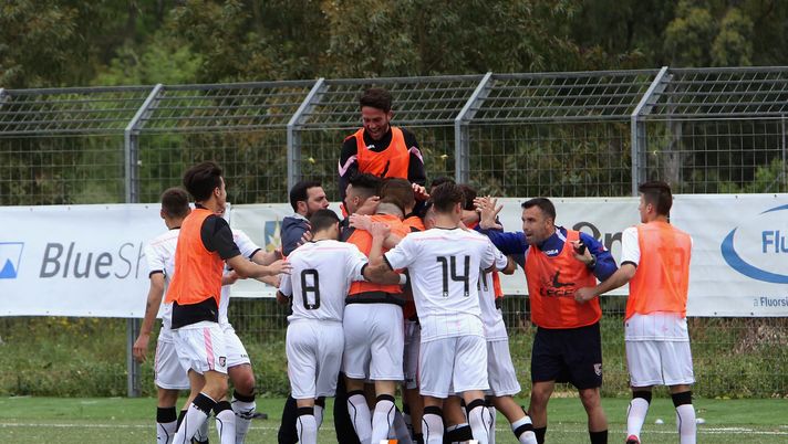 CAGLIARI, ITALY - MAY 05: Simone Santoro of Palermo U19 celebrates with the team-mates his goal 1-1 during the Primavera 1 match between Cagliari Calcio U19 and US Citta di Palermo U19 at Stadio Renato Raccis on May 5, 2018 (Photo by Enrico Locci/Getty Images) 