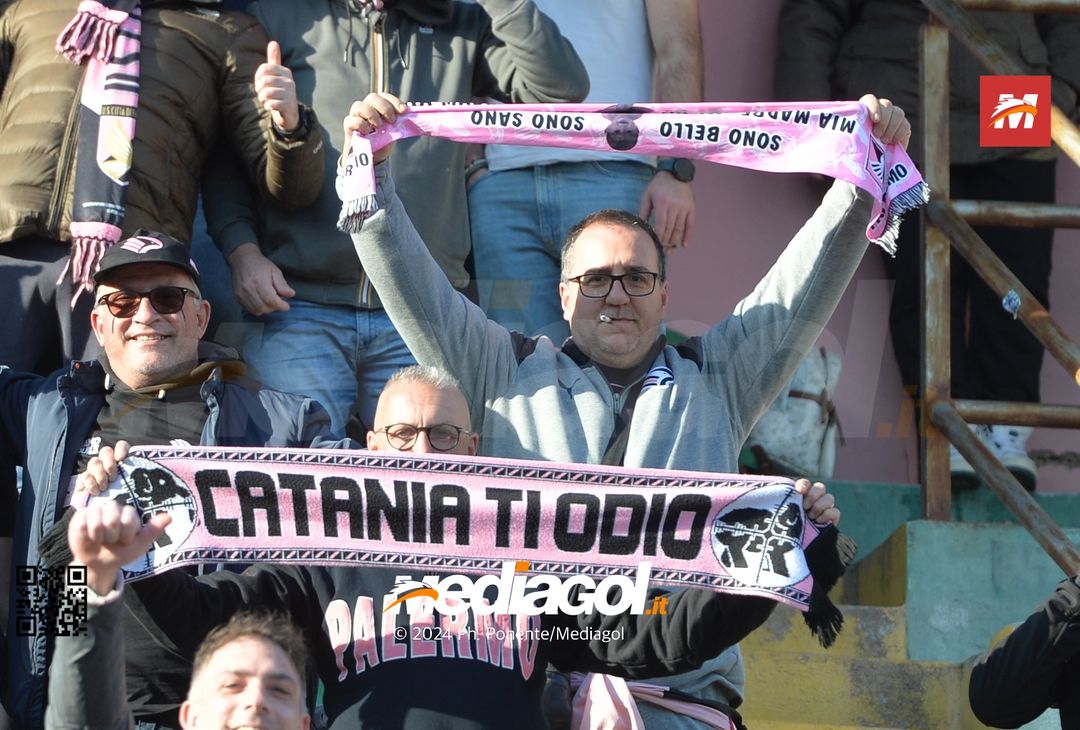 FOTOTIFO Palermo-Como 3-0, gli scatti ai tifosi al “Renzo Barbera” (GALLERY) - immagine 39