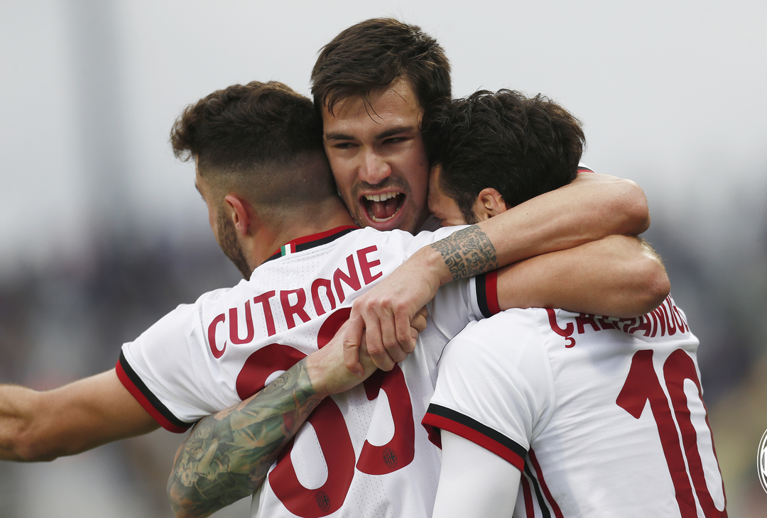 Patrick Cutrone, Alessio Romagnoli e Hakan Calhanoglu in Fiorentina-Milan (credits: acmilan.com) 