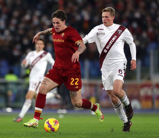 ROME, ITALY - NOVEMBER 28: Nicolo Zaniolo of AS Roma battles for possession with David Zima of Torino FC during the Serie A match between AS Roma and Torino FC at Stadio Olimpico on November 28, 2021 in Rome, Italy. (Photo by Paolo Bruno/Getty Images) Comparazione quote, Torino-Roma: ecco le chance granata secondo gli analisti- immagine 2
