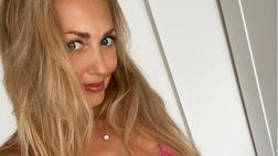 Nora Segura si supera: la lingerie rosa nasconde a malapena le sue grazie