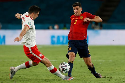 SEVILLE, SPAIN - JUNE 19: Gerard Moreno of Spain is challenged by Robert Lewandowski of Poland during the UEFA Euro 2020 Championship Group E match between Spain and Poland at Estadio La Cartuja on June 19, 2021 in Seville, Spain. (Photo by Julio Munoz - Pool/Getty Images) SEVILLE, SPAIN - JUNE 19: Gerard Moreno of Spain is challenged by Robert Lewandowski of Poland during the UEFA Euro 2020 Championship Group E match between Spain and Poland at Estadio La Cartuja on June 19, 2021 in Seville, Spain. (Photo by Julio Munoz - Pool/Getty Images)