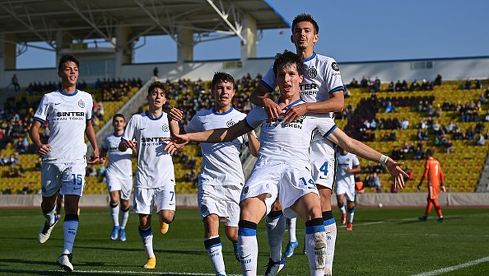 TIRASPOL, MOLDOVA - NOVEMBER 03: Giovanni Fabbian of FC Internazionale celebrates with teammates after scoring his team's second goal during the UEFA Youth League match between FC Sheriff and Inter at Sheriff Sports Complex on November 03, 2021 in Tiraspol, Moldova. (Photo by Mattia Ozbot - Inter/Inter via Getty Images) MERCATO GIOVANILE INTER