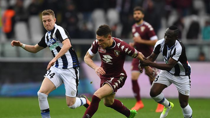 TURIN, ITALY - APRIL 02:  Andrea Belotti (C) of FC Torino is challenged by Emmanuel Badu (R) of Udinese Calcio during the Serie A match between FC Torino and Udinese Calcio at Stadio Olimpico di Torino on April 2, 2017 in Turin, Italy.  (Photo by Valerio Pennicino/Getty Images) 