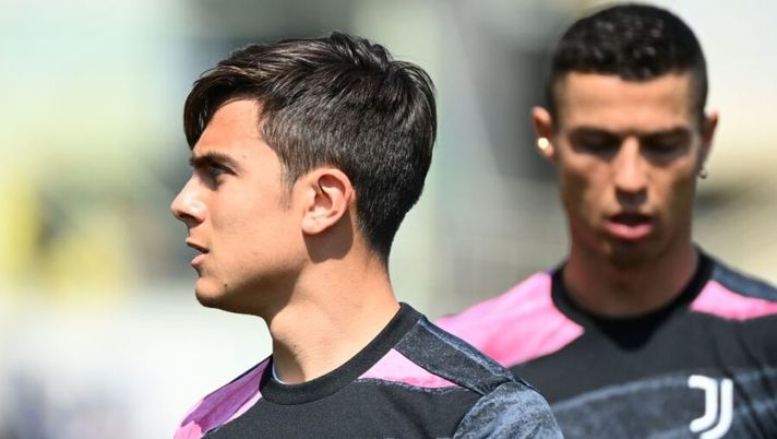 Juventus' Argentine forward Paulo Dybala (L), and Juventus' Portuguese forward Cristiano Ronaldo warm up prior to the Italian Serie A football match Fiorentina vs Juventus on April 25, 2021 at the Artemio-Franchi stadium in Florence. (Photo by Vincenzo PINTO / AFP) (Photo by VINCENZO PINTO/AFP via Getty Images) Juve, c’è il ritorno di Dybala: Paulo è tornato ad allenarsi in gruppo dopo l’infortunio - immagine 1