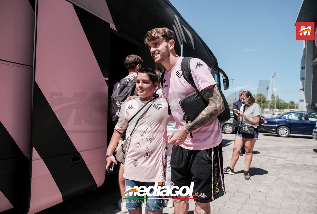 FOTO Reggina-Palermo, i rosanero di Corini in partenza dal “Renzo Barbera” (Gallery) - immagine 14