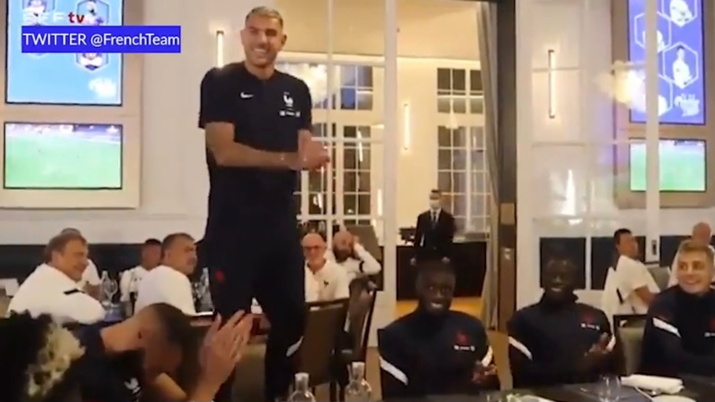 Il rito di iniziazione di Theo Hernandez, terzino del Milan, per la prima convocazione con la Francia 