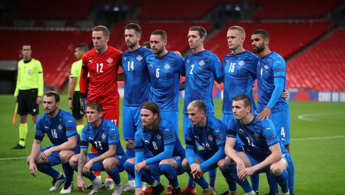 LONDON, ENGLAND - NOVEMBER 18: The Iceland team pose for a photo prior to the UEFA Nations League group stage match between England and Iceland at Wembley Stadium on November 18, 2020 in London, England. Football Stadiums around Europe remain empty due to the Coronavirus Pandemic as Government social distancing laws prohibit fans inside venues resulting in fixtures being played behind closed doors. (Photo by Carl Recine - Pool/Getty Images) Islanda, incredibile ma vero: tifoso lascia nel suo testamento 1,3 milioni di euro alla squadra del cuore! - immagine 1