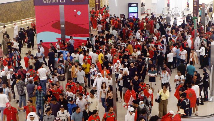 DOHA, QATAR - DECEMBER 06: Fans of Morocco celebrate at Msheireb Metro Station after eliminating Spain in the penalty shootout in the Round of Sixteen of the FIFA World Cup Qatar 2022 at on December 06, 2022 in Doha, Qatar. Morocco heads to quarter final for the first time in history. (Photo by Fernando de Dios/Getty Images) Marocco in festa, ma a Verona la comunità subisce un’aggressione razzista - immagine 1