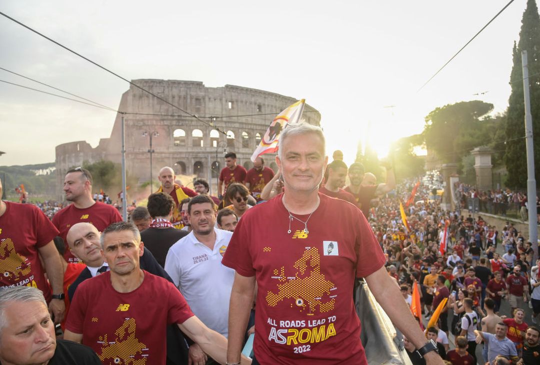 Roma, il popolo giallorosso in festa visto dal pullman della squadra – FOTO GALLERY - immagine 6