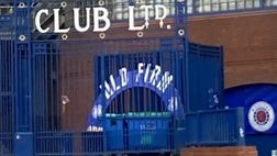 Solo derby di Glasgow: l’arco “Old Firm” che ha accolto le squadre in campo è finito fra i rifiuti…