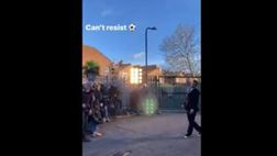 VIDEO / Beckham non resiste: punizione in abito da sera