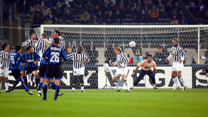 TURIN, ITALY - NOVEMBER 29: Cruz of Inter scores a goal during the Italian Serie A 11th round match between Juventus and Inter at Delle Alpi Stadium on November 29, 203 in Turin, Italy. (Photo by Getty Images) Inter, domani sfida alla Juventus: nel 2003 la punizione gioiello di Cruz - immagine 1