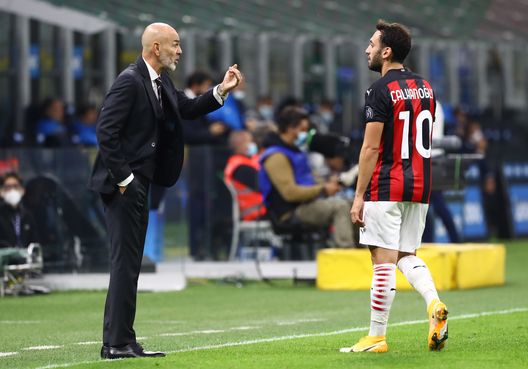 Stefano Pioli, tecnico del Milan, con il 10 rossonero Calhanoglu Stefano Pioli, tecnico del Milan, con il 10 rossonero Calhanoglu