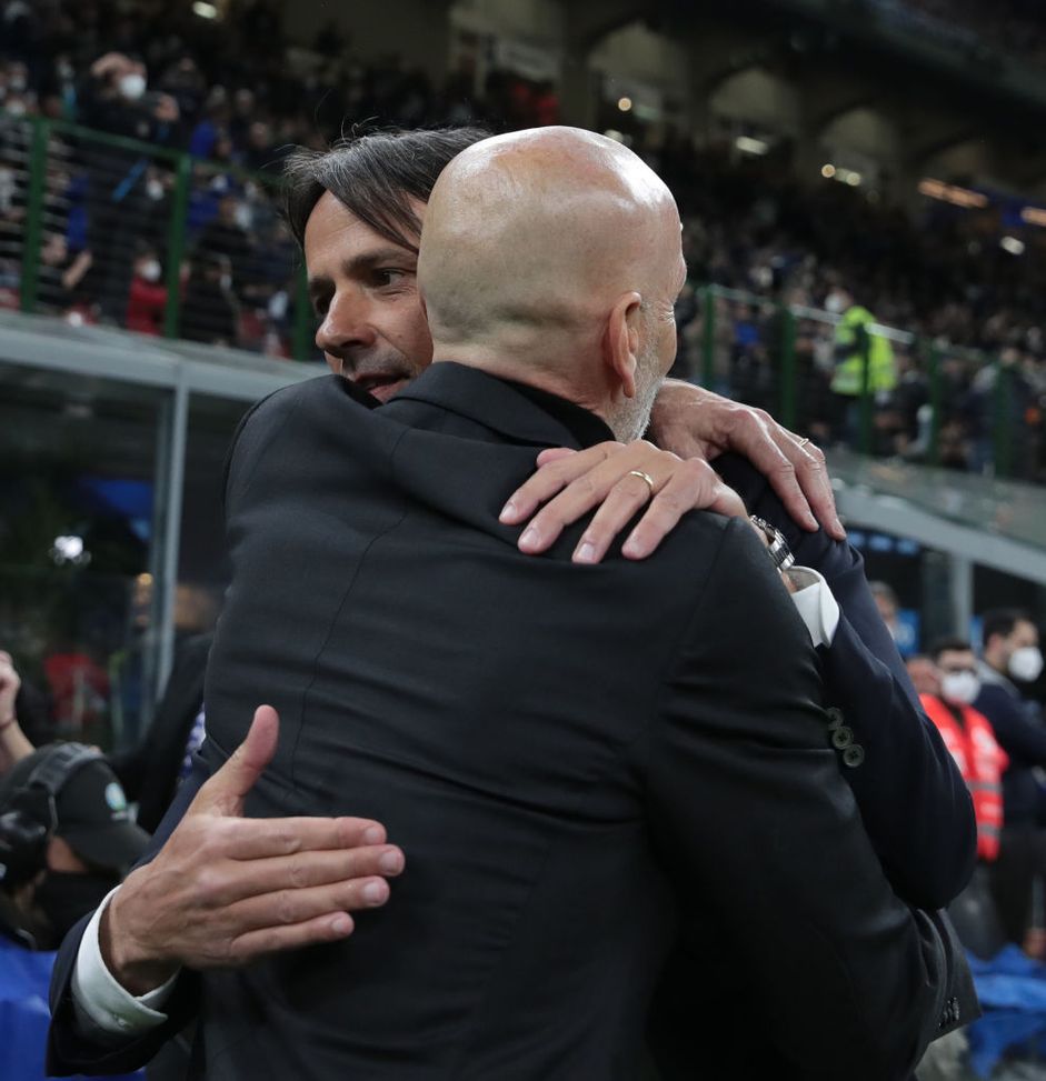 MILAN, ITALY - APRIL 19: head coach of FC Internazionale Simone Inzaghi hugs head coach of AC Milan Stefano Pioli during the Coppa Italia Semi Final 2nd Leg match between FC Internazionale v AC Milan at Giuseppe Meazza Stadium on April 19, 2022 in Milan, Italy. (Photo by Emilio Andreoli - Inter/Inter via Getty Images) Criscitiello: “Inter, quanto pesa la sconfitta di Bologna. Milan calendario migliore”- immagine 2