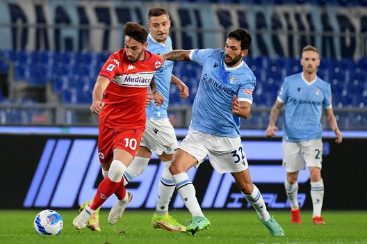 ROME, ITALY - OCTOBER 27: Danilo Cataldi of SS Lazio compete for the ball with Gaetano Castrovilli of ACF Fiorentina during the Serie A match between SS Lazio and ACF Fiorentina at Stadio Olimpico on October 27, 2021 in Rome, Italy. (Photo by Marco Rosi - SS Lazio/Getty Images) ROME, ITALY - OCTOBER 27: Danilo Cataldi of SS Lazio compete for the ball with Gaetano Castrovilli of ACF Fiorentina during the Serie A match between SS Lazio and ACF Fiorentina at Stadio Olimpico on October 27, 2021 in Rome, Italy. (Photo by Marco Rosi - SS Lazio/Getty Images)