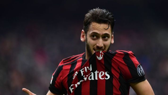 AC Milan's German midfielder Hakan Calhanoglu celebrates after scoring during the Italian Serie A football match AC Milan vs AC Chievo at the San Siro stadium in Milan on March 18, 2018. / AFP PHOTO / MIGUEL MEDINA (Photo credit should read MIGUEL MEDINA/AFP/Getty Images) MERCATO – Novità Calhanoglu! Lite Maldini-Gazidis per Ozil, torna Rispoli, Caceres, Palomino…- immagine 1
